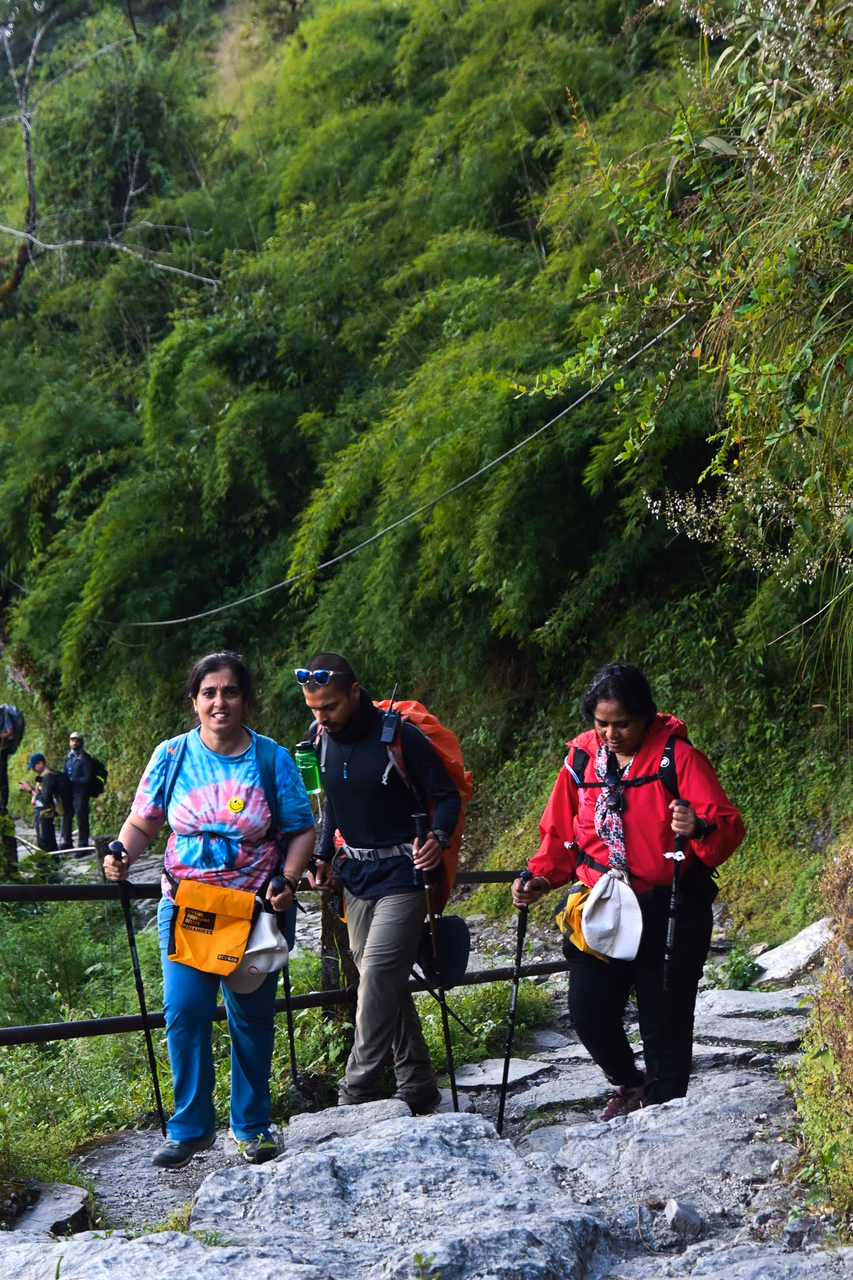 Friends sharing tea outside a teahouse